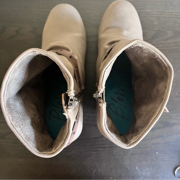 BLOWFISH Women's Wedge Ankle Boots SZ 7.5 Tan Faux Leather Buckle Detail - Picture 3 of 7